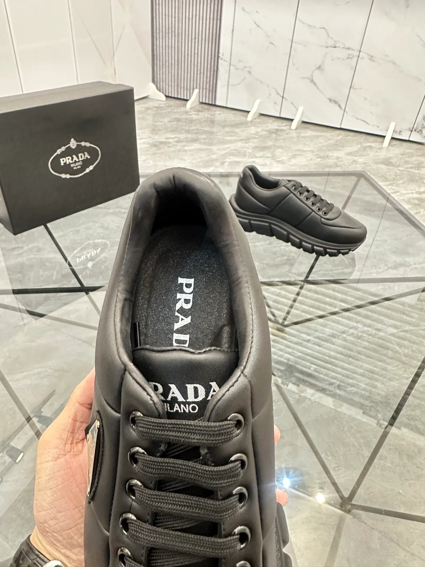 Men's shoes: 💰P460¥ Product trademark: Prada *"Prada*" low-top casual shoes Regular size: 38-44 (can be customized to 45.46) Product materials: imported cowhide upper, sheepskin lining, original outsole. Number: 835